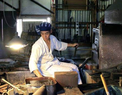 Artisan forgeron japonais